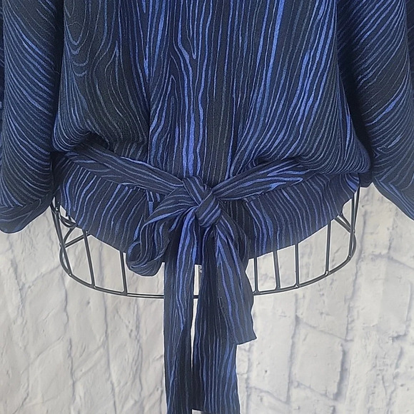DIANE VON FURSTENBERG Black and Blue Wavy Lines Tie Blouse Chest 46" Lg. 24" - Picture 3 of 8